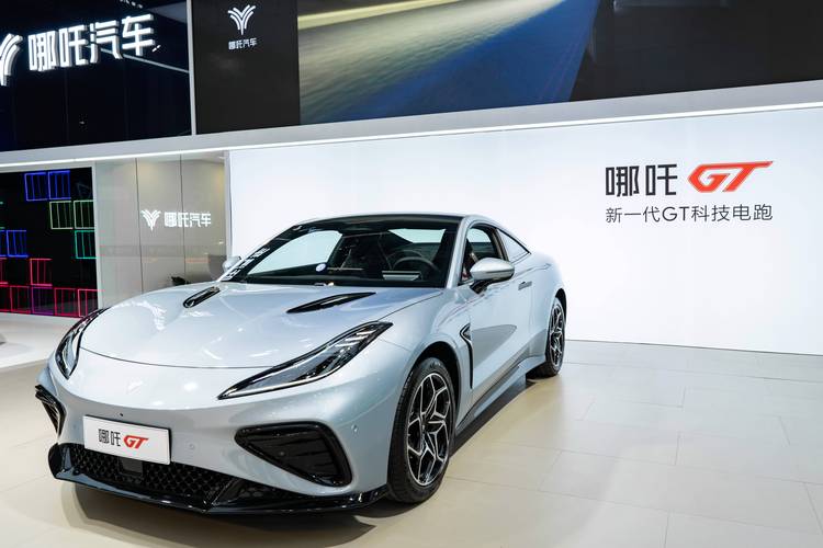 佛山21哪吒汽车在智能汽车领域的表现，领途汽车在新能源汽车市场中的影响力